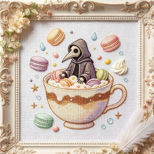 Könnte beinhalten: Kreuzstich-Kunstwerk in einem verzierten weißen Rahmen. Es zeigt einen Pestdoktor in einer Teetasse voller bunter Makronen. Die Makronen sind in Rosa, Orange und Grün gehalten. Sterne, Wassertropfen und ein Sahnehäubchen ergänzen das Bild.