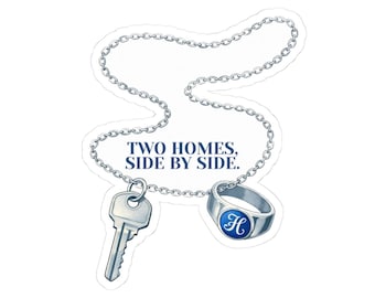 Può includere: Un adesivo con una chiave e un ciondolo ad anello collegati da una catena d'argento. L'anello ha un centro blu con la lettera bianca "H". Il testo "TWO HOMES, SIDE BY SIDE" è sopra.