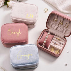 Joyero de terciopelo personalizado con nombre: regalo para dama de honor, regalo de boda para ella, almacenamiento de relojes, regalo para mamá