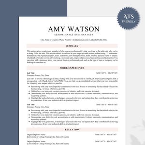 Op de afbeelding: Een cv-sjabloon met de naam "AMY WATSON" bovenaan, met het label "SENIOR MARKETING MANAGER". Het document is voornamelijk wit met een lichtroze kop- en voettekst. De tekst bevat secties voor een samenvatting, werkervaring en opleiding. Een "ATS FRIENDLY" sticker staat in de rechterbovenhoek.
