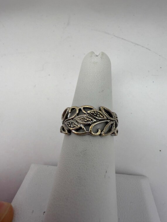 Vintage Style Leaf Pattern Silver Ring Size 5.5 - image 2