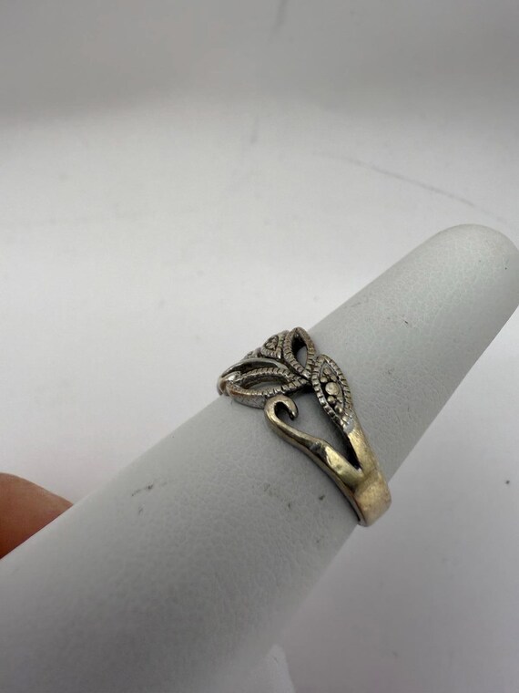 Vintage Style Leaf Pattern Silver Ring Size 5.5 - image 4