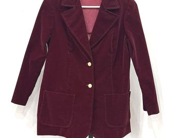 Blazer de terciopelo burdeos vintage de los años 70 para mujer con bolsillos delanteros.