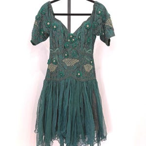 Vestido verde bordado floral pequeno da Eavis & Brown com detalhes em miçangas.