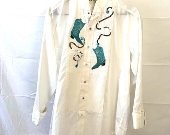 Camicia bianca a maniche lunghe da uomo Neil Allyn con stivali ricamati e paillettes