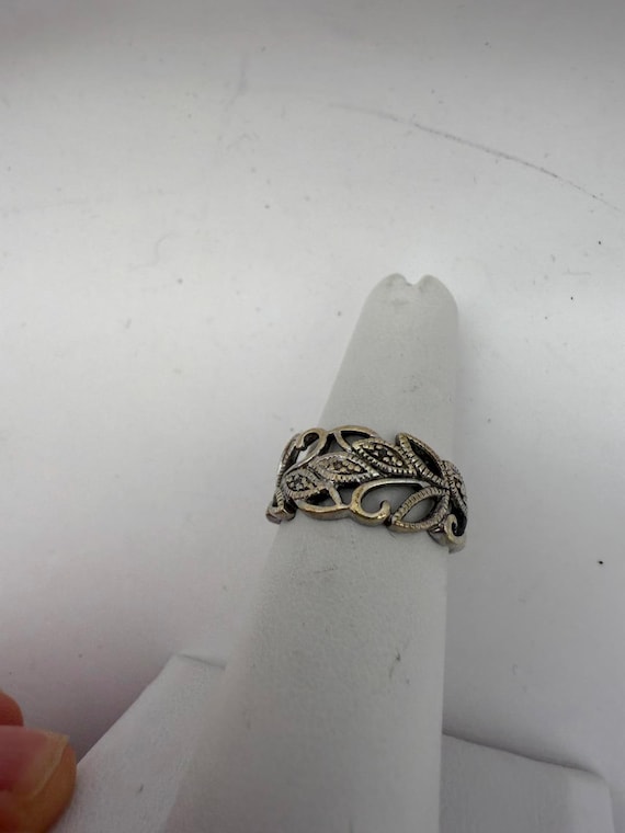Vintage Style Leaf Pattern Silver Ring Size 5.5 - image 3