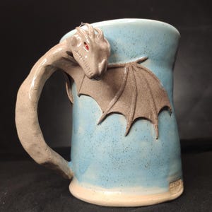 Handgemaakte drakenmok - Fantasiekeramiek - Unieke koffiebeker - Middeleeuwse decoratie - Cadeau voor drakenliefhebber – 400 ml