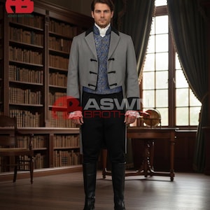 Könnte beinhalten: Ein grauer Gehrock mit schwarzen Verzierungen, kombiniert mit einer blau gemusterten Weste und einer schwarzen Hose. Das Outfit umfasst ein weißes Hemd mit Kragen und schwarze Stiefel. Das Bild zeigt den Text "ASW BROTH" und ein Logo oben links.