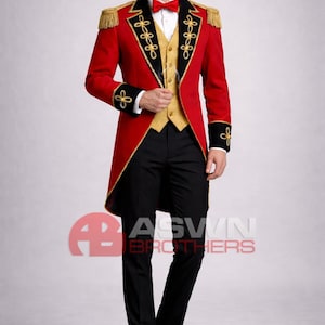 Puede incluir: Un frac rojo con ribetes dorados, puños negros y charreteras. La chaqueta formal se combina con un chaleco dorado, una camisa blanca, pantalones negros y una pajarita roja. Un conjunto de vestimenta formal clásico.
