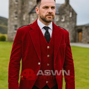 Puede incluir: Un traje de tres piezas de terciopelo rojo, que incluye chaqueta, chaleco y pantalón. Se combina con una camisa blanca y corbata negra. El logotipo de ASWN BROTHERS es visible. El fondo muestra un castillo de piedra y un paisaje verde.