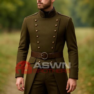 Op de afbeelding: Olijfgroene jas in militaire stijl met gouden knopen en een bruine riem. De jas heeft een hoge kraag en lange mouwen. Het logo "ASWN BROTHERS" is zichtbaar.