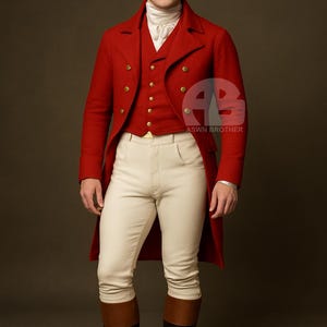 Op de afbeelding: Een man in een rode jas, vest en witte broek. De jas heeft gouden knopen en een dubbelknoops ontwerp. De outfit wordt gecompleteerd met zwarte laarzen met bruine bovenkanten. De achtergrond is effen bruin.