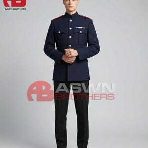 Puede incluir: Chaqueta de estilo militar azul marino con cuello mandarín, botones plateados y detalles rojos en los hombros. Se combina con pantalones negros y zapatos negros. El logotipo de ASWN BROTHERS es visible.