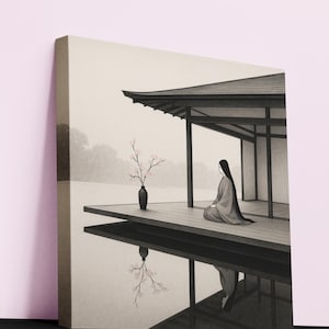 Könnte beinhalten: Monochrome Kunstdruck einer Person, die auf einer Holzplattform meditiert. Eine schwarze Vase mit rosa Blumen steht in der Nähe. Die Plattform spiegelt sich im Wasser, mit einem Gebäude im japanischen Stil im Hintergrund.