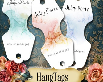 Peut inclure: Trois étiquettes blanches de forme originale, chacune avec un motif aquarelle différent dans les tons de turquoise, rose et bleu. Le texte "Julry Partz" est imprimé sur chaque étiquette, ainsi que l'adresse du site web. Le mot "HangTags" est affiché en bas.