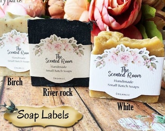 Peut inclure: Trois savons faits à la main avec des étiquettes indiquant "The Scented Room" et les noms des parfums : Bouleau, Roche de rivière et Blanc. Le savon est biologique et fabriqué en petites quantités.