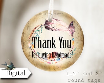 Könnte beinhalten: Runde Dankeschön-Etiketten im Boho-Stil. Die Etiketten zeigen ein Aquarell-Design mit Federn, Perlen und Blättern in den Farben Rosa, Blau, Grün und Orange. Der Text "Thank You for buying handmade!" ist in Schwarz auf einem beigefarbenen Hintergrund gedruckt.