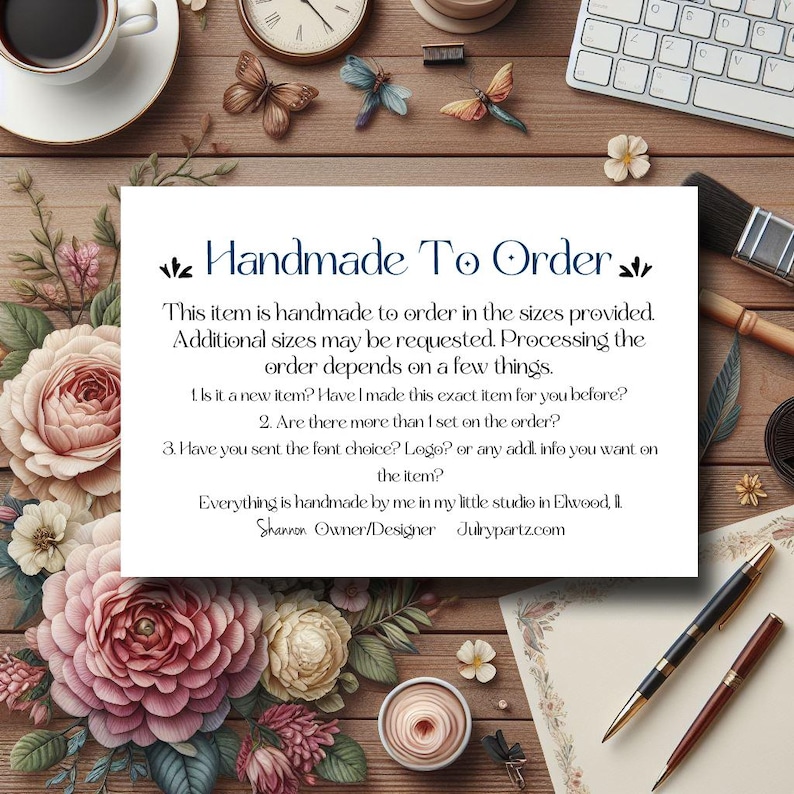 Puede incluir: Una tarjeta blanca con texto azul que dice "Handmade To Order". La tarjeta explica que el art&iacute;culo est&aacute; hecho a mano por encargo y que se pueden solicitar tama&ntilde;os adicionales. La tarjeta tambi&eacute;n enumera algunas cosas que afectan el tiempo de procesamiento, como si el art&iacute;culo es nuevo, si hay m&aacute;s que la cantidad establecida en el pedido y si se ha enviado la elecci&oacute;n de fuente, el logotipo o informaci&oacute;n adicional. La tarjeta tambi&eacute;n incluye el nombre "Shannon Owner/Designer" y el sitio web "Julrypartz.com".