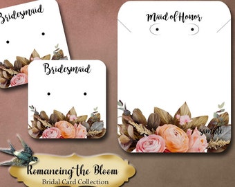 Peut inclure: Trois cartes d'affichage de boucles d'oreilles en carton blanc avec des motifs floraux. Les cartes sont étiquetées "Bridemaid" et "Maid of Honor".