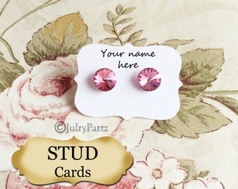 Peut inclure: Une carte blanche avec le texte "Your name here" et deux boucles d'oreilles en cristal rose. La carte est sur un fond floral avec le texte "STUD Cards" sur une étiquette dorée.