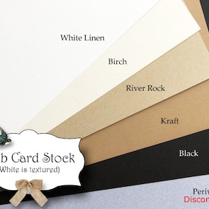 Puede incluir: Primer plano de ocho colores de cartulina diferentes, incluyendo lino blanco, abedul, roca de r&iacute;o, kraft, negro y periwinkle. La cartulina es de 80 lb y el blanco es texturizado. El texto "Discontinued" est&aacute; escrito en azul debajo de la cartulina periwinkle.
