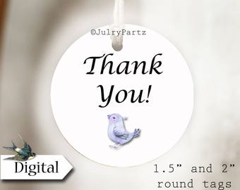 Könnte beinhalten: Weißes rundes Etikett mit dem Text "Thank You!" in schwarzer Schrift. Unter dem Text befindet sich eine Aquarellillustration eines lila Vogels. Das Etikett ist mit "Digital" beschriftet und in den Größen 3,8 cm und 5,1 cm erhältlich.
