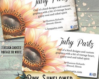 Peut inclure: Cartes de visite avec un motif de tournesol rose. Le texte "Julry Partz" et les coordonnées sont présents. Deux choix de design sont disponibles : vintage ou blanc. Le design présente un tournesol à l'aquarelle.