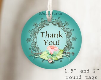 Könnte beinhalten: Runder Dankeschön-Anhänger in Türkis mit braunem Blumendesign und einer rosa Rose. Der Anhänger trägt den Text "Danke!" und ist in den Größen 1,5" und 2" erhältlich.
