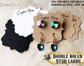 Peut inclure: Un ensemble de cartes d'affichage de boucles d'oreilles brunes et noires avec le texte "Crystal Bliss" et "Double Holed Stud Cards". Les cartes ont deux trous pour l'affichage des boucles d'oreilles. Les cartes sont présentées avec une paire de boucles d'oreilles en cristal bleu et vert.