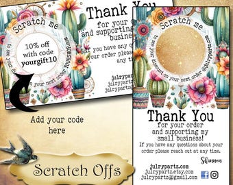 Peut inclure: Une carte à gratter avec un design de cactus et de fleurs. La carte indique "Grattez-moi pour voir votre réduction sur votre prochaine commande @julrypartz.com". Elle indique également "Merci pour votre commande et votre soutien à ma petite entreprise !" et comprend les coordonnées de l'entreprise.