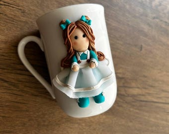Taza con muñeca "Niña de Primavera" - Decoración de arcilla polimérica, hecha a mano