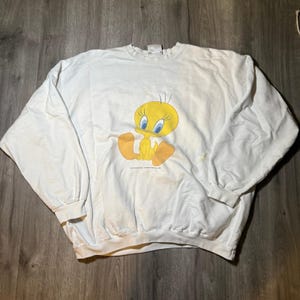 Sudadera con cuello redondo de Tweety Bird de Hanes con gráfico de dibujos animados de Looney Tunes en blanco