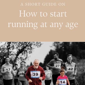 Op de afbeelding: Boekomslag met de titel "Hoe te beginnen met hardlopen op elke leeftijd". Een zwart-witfoto toont een groep hardlopers van verschillende leeftijden. De naam van de auteur is "By Rico van den Berg."