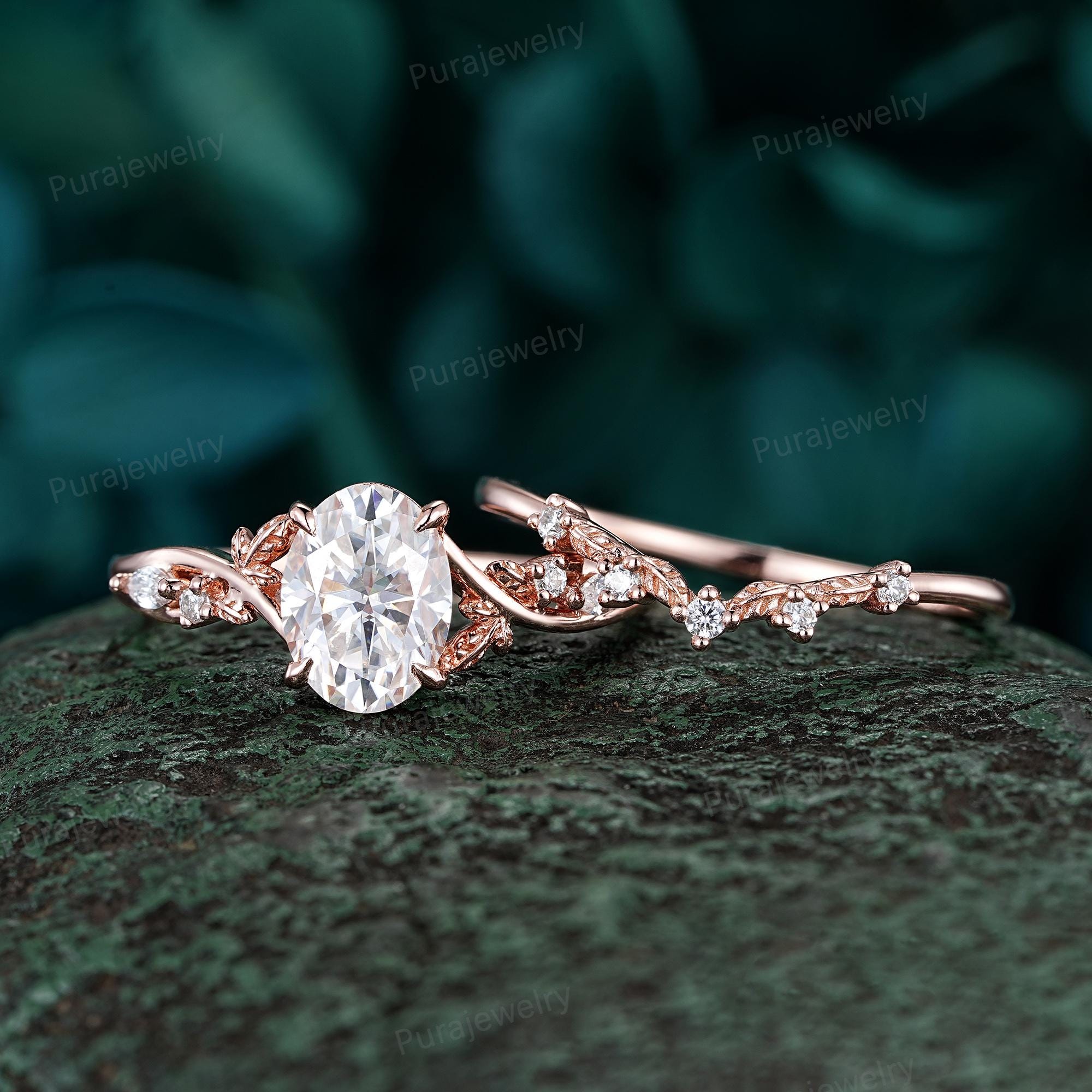 ユニークなオーバルシェイプのクリアモアッサナイトエンゲージ