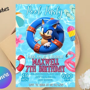 Puede incluir: Una invitación a una fiesta en la piscina de 12,7 x 17,8 cm con Sonic the Hedgehog en un flotador inflable azul. La invitación incluye el texto "Pool Party", "Maxwell 7th Birthday", fecha, hora e información de RSVP.