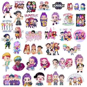 Peut inclure: Une collection d'autocollants colorés avec des personnages de dessins animés et du texte. Les autocollants présentent divers motifs, notamment des groupes de K-pop, les mots "HUNTRAX", "SODA POP" et "DEMON HUNTERS", et des illustrations de personnes.