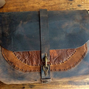 Oval Pocket Messenger / Handmade Leather Messenger / Made in NYC / Sewn by Hand / Custom Leather Laptop Bag
