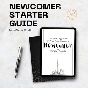 Könnte beinhalten: Ein digitales Handbuch mit dem Titel "Newcomer Starter Guide" mit dem Text "What to Organize in Your First Week as a Newcomer in Toronto, Canada" auf einem Tablet-Bildschirm. Ein Stift und ein schwarzes Notizbuch sind ebenfalls zu sehen.