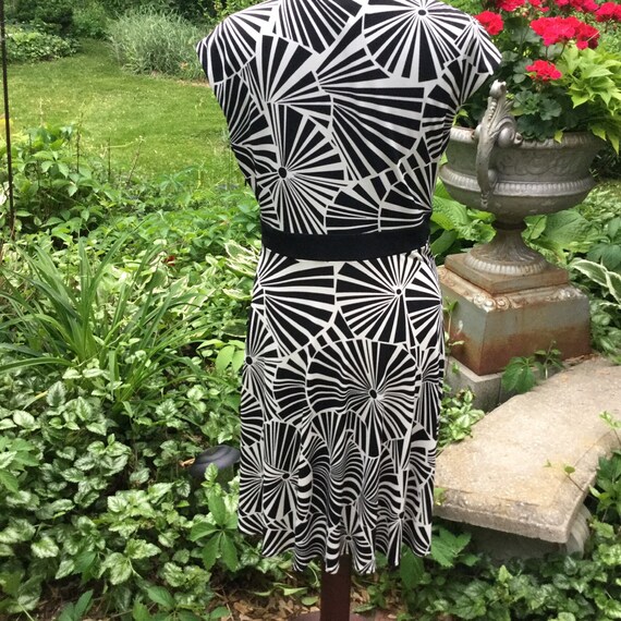 Geometric print 90s dress will take you from day to e - Gem