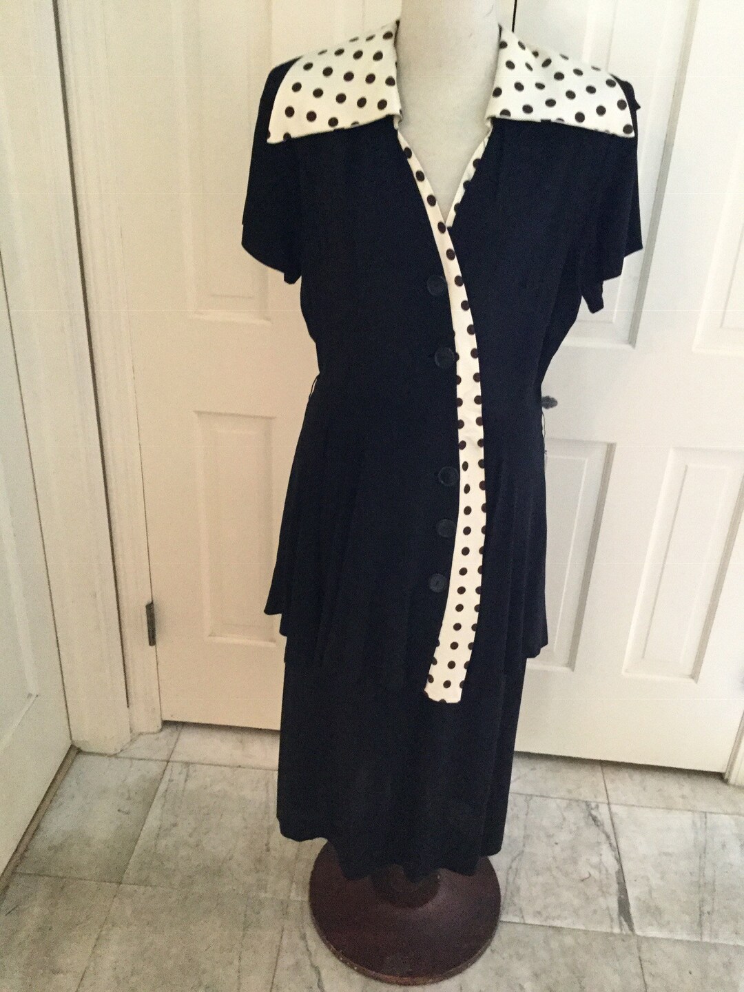 La petite robe noire est dynamisée par les pois! Canada