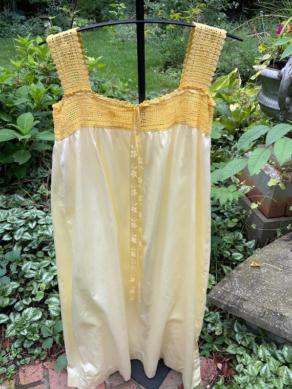 Sunshine yellow polished cotton 1940s nightgown