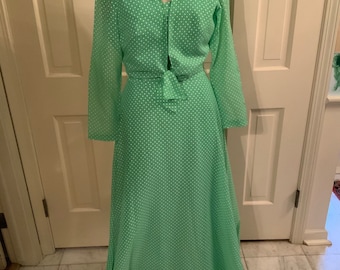 White polka dots on a spring-green background---unpack your white floppy hat to wear with this breezy 1970s beauty