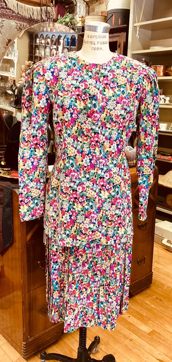 Albert Nipon brings you this silk suit with a sum… - image 1