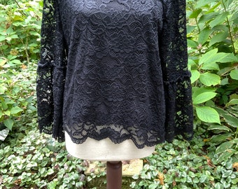 Blouse en dentelle noire avec de magnifiques manches est une taille XLpetite