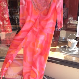 Knock knock: it&#39;s the 70&#39;s!  Mod full-length gown in pinks and oranges