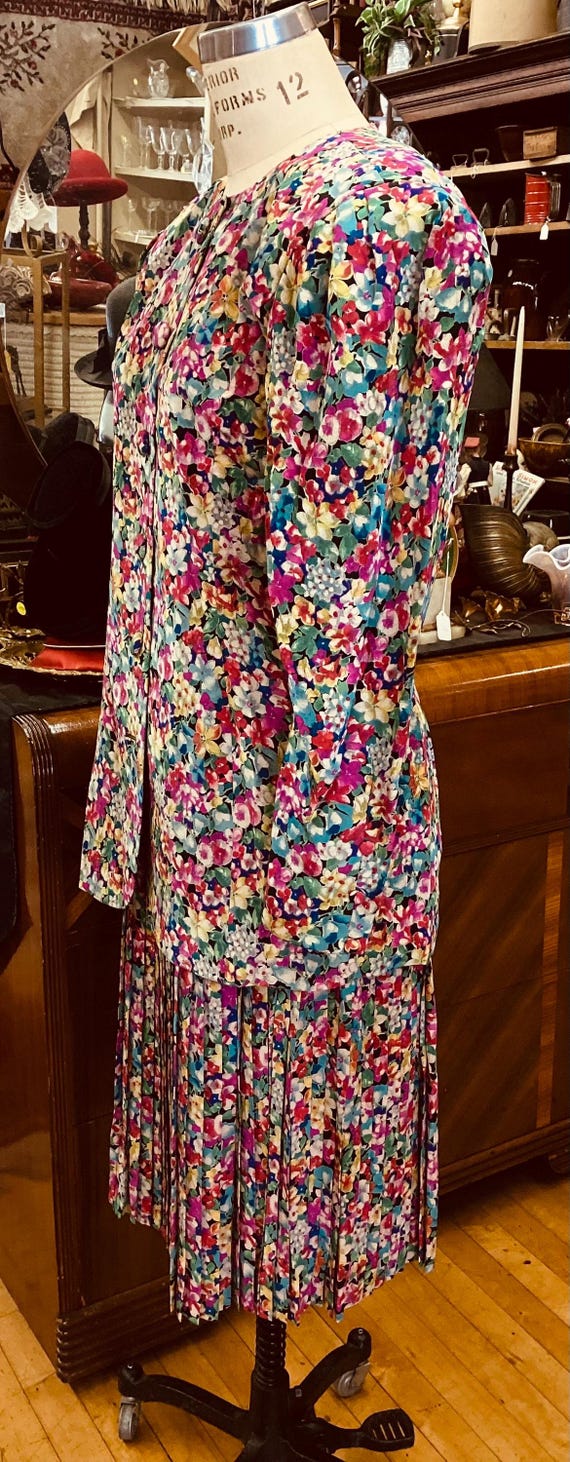 Albert Nipon brings you this silk suit with a sum… - image 4