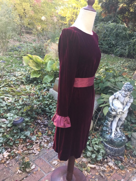Velvet dress in garnet red--get the scoop on look… - image 3