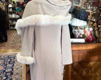 Victor Costa Vintage Wollkleid und Fuchs getrimmter Wrap bringt Gemütlichkeit auf eine andere Ebene