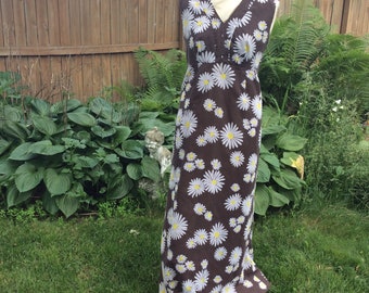Make yourself smile with this 70s daisy print dress