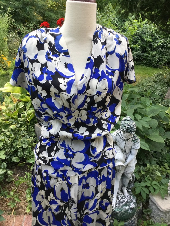 Vivid cobalt floral pattern on this silk two-piec… - image 1